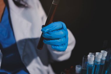 Klinik laboratuvarında çalışan araştırmacılar.