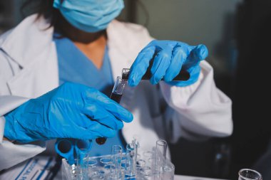 Klinik laboratuvarında çalışan araştırmacılar.