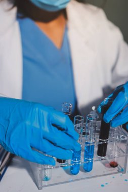 Klinik laboratuvarında çalışan araştırmacılar.
