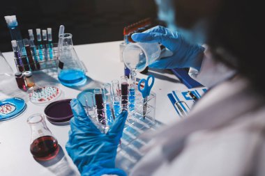 Klinik laboratuvarında çalışan araştırmacılar.