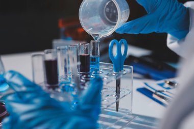 Klinik laboratuvarında çalışan araştırmacılar.