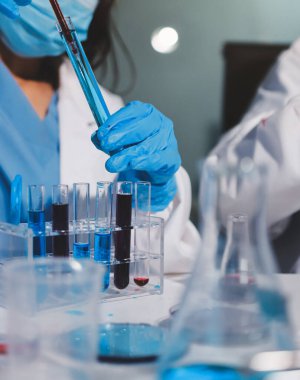 Klinik laboratuvarında çalışan araştırmacılar.