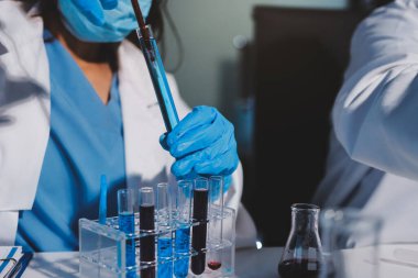 Klinik laboratuvarında çalışan araştırmacılar.