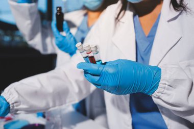 Klinik laboratuvarında çalışan araştırmacılar.