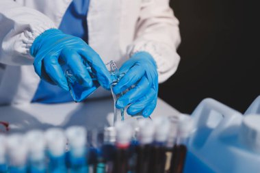 Klinik laboratuvarında çalışan araştırmacılar.