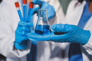 Klinik laboratuvarında çalışan araştırmacılar.