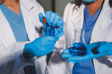 Klinik laboratuvarında çalışan araştırmacılar.