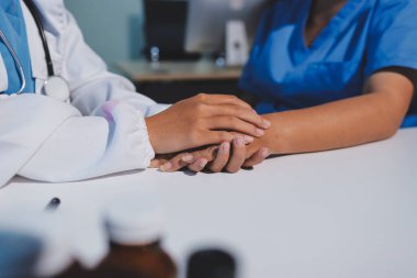 Yakın plan, doktor yaşlı bir kadınla el ele tutuşuyor ve kanser bakımı ya da destek. Sağlık hizmetleri veya güven, empati veya şefkat ve kadın bakıcı veya hemşire umut ve şefkat için yaşlı kişinin elini tutuyor.