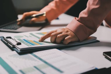 Ofisinde dizüstü bilgisayarla çalışan profesyonel bir iş kadınının görüntüsü. Genç bayan yönetici, modern çatı katında otururken taşınabilir bilgisayar kullanıyor. İşaret fişeği ışığı, iş süreci kavramı.