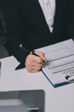 Yargıç Gavin ve Adalet Avukatları hukuk firmasının arka planında takım toplantısı yapıyorlar. Hukuk ve Hukuk Hizmetleri kavramları.