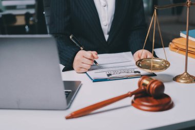 Yargıç Gavin ve Adalet Avukatları hukuk firmasının arka planında takım toplantısı yapıyorlar. Hukuk ve Hukuk Hizmetleri kavramları.