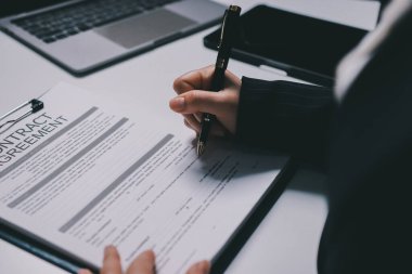 Yargıç Gavin ve Adalet Avukatları hukuk firmasının arka planında takım toplantısı yapıyorlar. Hukuk ve Hukuk Hizmetleri kavramları.