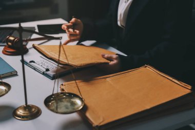 Yargıç Gavin ve Adalet Avukatları hukuk firmasının arka planında takım toplantısı yapıyorlar. Hukuk ve Hukuk Hizmetleri kavramları.