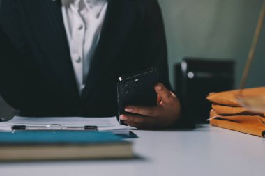 Yargıç Gavin ve Adalet Avukatları hukuk firmasının arka planında takım toplantısı yapıyorlar. Hukuk ve Hukuk Hizmetleri kavramları.