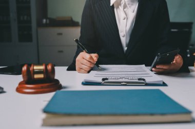 Yargıç Gavin ve Adalet Avukatları hukuk firmasının arka planında takım toplantısı yapıyorlar. Hukuk ve Hukuk Hizmetleri kavramları.