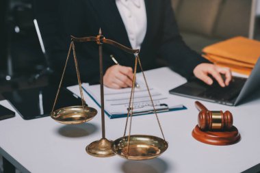 Yargıç Gavin ve Adalet Avukatları hukuk firmasının arka planında takım toplantısı yapıyorlar. Hukuk ve Hukuk Hizmetleri kavramları.