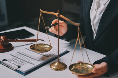 Yargıç Gavin ve Adalet Avukatları hukuk firmasının arka planında takım toplantısı yapıyorlar. Hukuk ve Hukuk Hizmetleri kavramları.