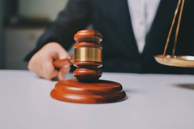 Yargıç Gavin ve Adalet Avukatları hukuk firmasının arka planında takım toplantısı yapıyorlar. Hukuk ve Hukuk Hizmetleri kavramları.