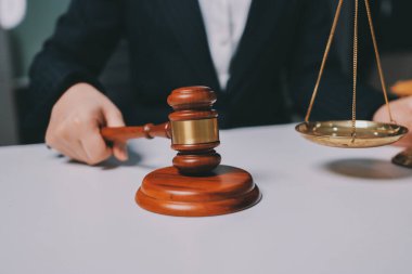 Yargıç Gavin ve Adalet Avukatları hukuk firmasının arka planında takım toplantısı yapıyorlar. Hukuk ve Hukuk Hizmetleri kavramları.