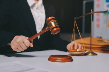 Yargıç Gavin ve Adalet Avukatları hukuk firmasının arka planında takım toplantısı yapıyorlar. Hukuk ve Hukuk Hizmetleri kavramları.