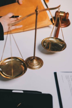 Yargıç Gavin ve Adalet Avukatları hukuk firmasının arka planında takım toplantısı yapıyorlar. Hukuk ve Hukuk Hizmetleri kavramları.