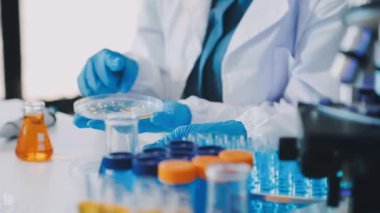 Laboratuvarda çalışan genç bilim adamı.