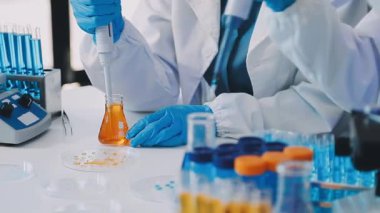 Yakın plan - Laboratuvarda bir bilim adamının görüntüsü.