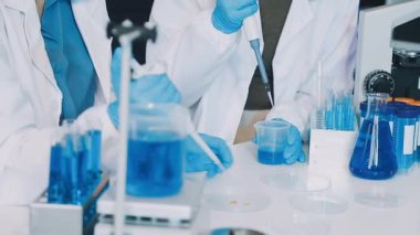 Laboratuvardaki bilim adamı. Mataralı koruyucu kıyafetli bilim adamı.