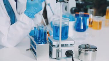 Laboratuvarda çalışan bilim adamı.