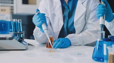 Laboratuvarda çalışan bilim adamı.