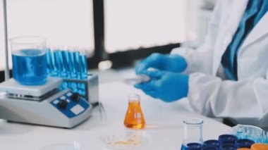 Laboratuvarda çalışan bilim adamının yakın plan görüntüsü