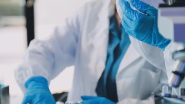 Laboratuvarda çalışan bilim adamı.