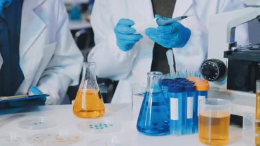 Laboratuvar bilim adamı bir laboratuvar üzerinde çalışıyor.