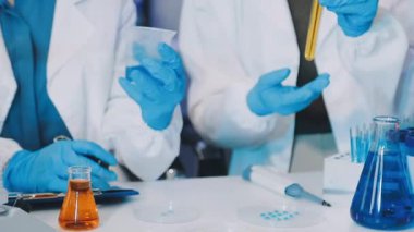 Kimya laboratuarında deney tüpleri olan bir bilim adamı..