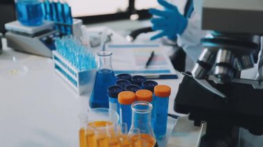 Laboratuvarda laboratuvar araştırması. bir mikroskobun yakın plan görüntüsü.