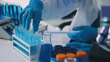 Laboratuvarda mikroskopla çalışan bilim adamı..