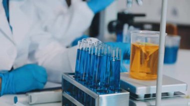 Laboratuvarda mikroskopla çalışan bilimadamlarına yakın çekim