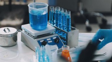 Laboratuvarda çalışan bilim adamı