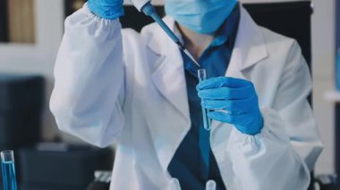 Laboratuvarda çalışan bilim adamı. Bilim, tıp, teknoloji ve bilim.