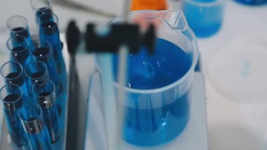 Mavi sıvı ile labaratuar donanımları