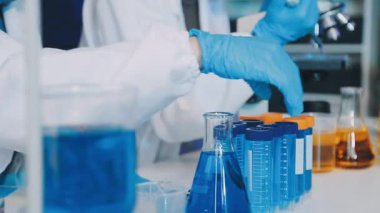 Laboratuvar bilim adamı test tüpüyle çalışıyor.