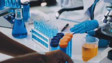 Laboratuvarda çalışan bilim adamı.