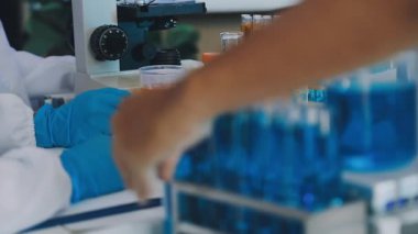 Laboratuvar araştırması. Laboratuvarda bir bilim adamı çalışıyor..