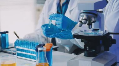 Laboratuvarda koruyucu gözlüklü bilim adamı