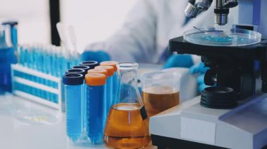 Laboratuvar ve tıbbi konsepti. Mikroskop laboratuvarda çalışıyor..