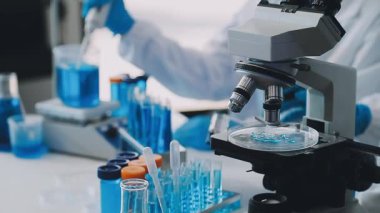 Laboratuvarda mikroskop ve mikroskop.