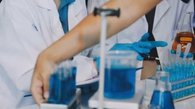 Laboratuvarda çalışan bilim adamı.