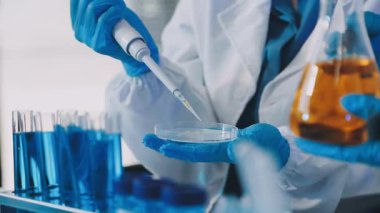 Laboratuvarda sıvı içeren test tüpü tutan kadın doktor..