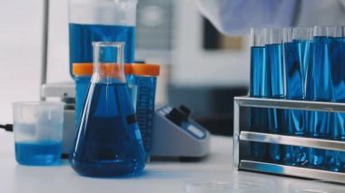 Mikroskopla çalışan bilim adamı