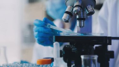 Laboratuvar araştırması. Laboratuvarda genç bir adam.